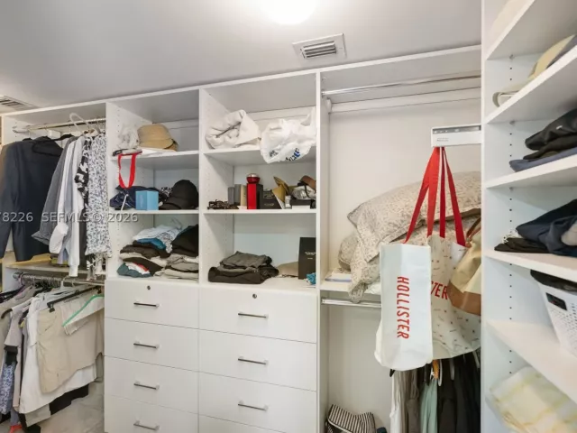 3-bedroom condo for sale in Sunny Isles Beach - 16711 Collins Ave 907 - MondialRealty