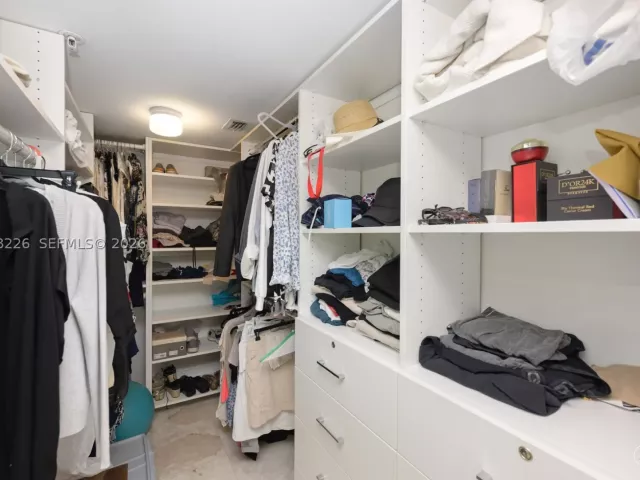 3-bedroom condo for sale in Sunny Isles Beach - 16711 Collins Ave 907 - MondialRealty