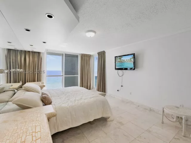 3-bedroom condo for sale in Sunny Isles Beach - 16711 Collins Ave 907 - MondialRealty