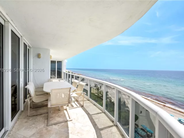 3-bedroom condo for sale in Sunny Isles Beach - 16711 Collins Ave 907 - MondialRealty