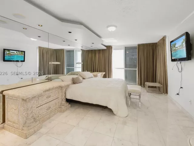 3-bedroom condo for sale in Sunny Isles Beach - 16711 Collins Ave 907 - MondialRealty