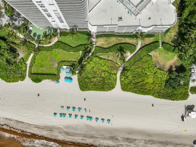 3-bedroom condo for sale in Sunny Isles Beach - 16711 Collins Ave 907 - MondialRealty