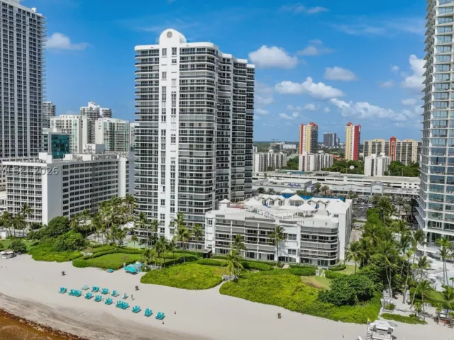 3-bedroom condo for sale in Sunny Isles Beach - 16711 Collins Ave 907 - MondialRealty