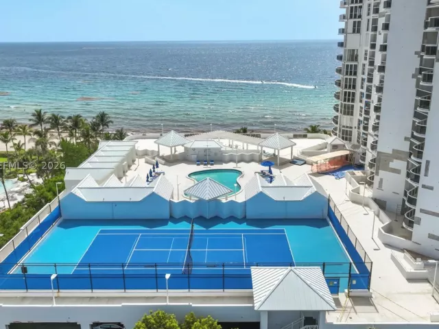 3-bedroom condo for sale in Sunny Isles Beach - 16711 Collins Ave 907 - MondialRealty