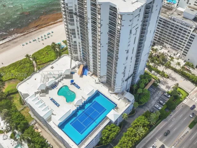 3-bedroom condo for sale in Sunny Isles Beach - 16711 Collins Ave 907 - MondialRealty