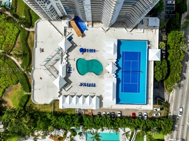3-bedroom condo for sale in Sunny Isles Beach - 16711 Collins Ave 907 - MondialRealty