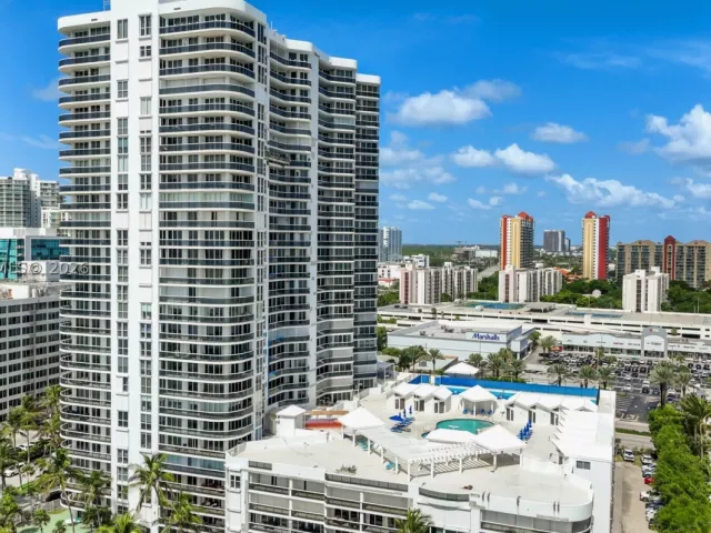 3-bedroom condo for sale in Sunny Isles Beach - 16711 Collins Ave 907 - MondialRealty