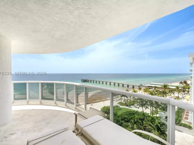 3-bedroom condo for sale in Sunny Isles Beach - 16711 Collins Ave 907 - MondialRealty