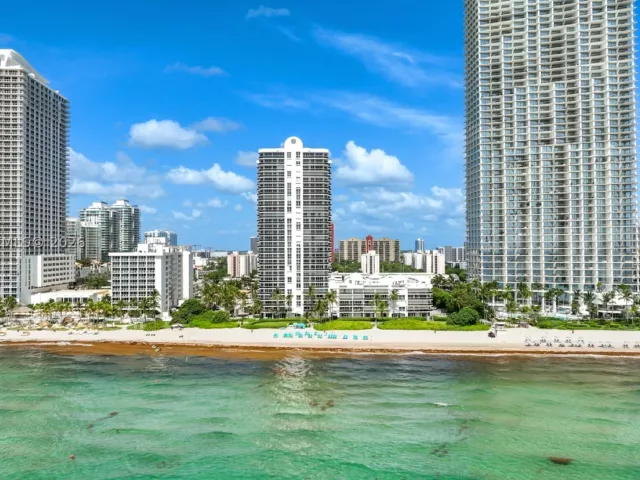 3-bedroom condo for sale in Sunny Isles Beach - 16711 Collins Ave 907 - MondialRealty