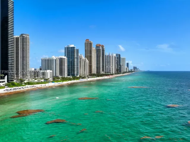 3-bedroom condo for sale in Sunny Isles Beach - 16711 Collins Ave 907 - MondialRealty