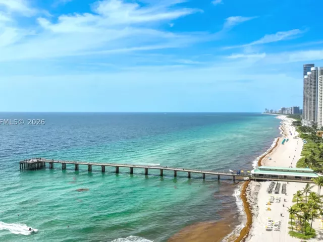 3-bedroom condo for sale in Sunny Isles Beach - 16711 Collins Ave 907 - MondialRealty
