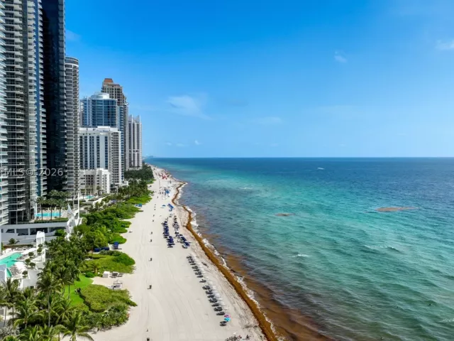 3-bedroom condo for sale in Sunny Isles Beach - 16711 Collins Ave 907 - MondialRealty