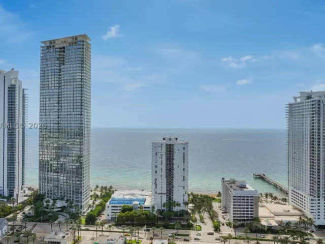 3-bedroom condo for sale in Sunny Isles Beach - 16711 Collins Ave 907 - MondialRealty