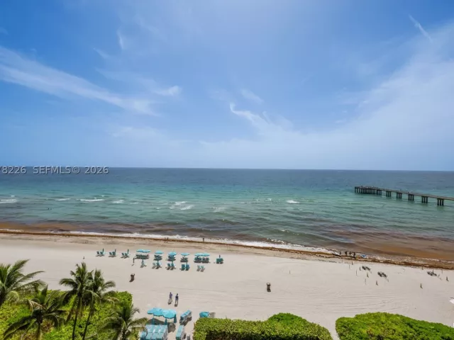 3-bedroom condo for sale in Sunny Isles Beach - 16711 Collins Ave 907 - MondialRealty