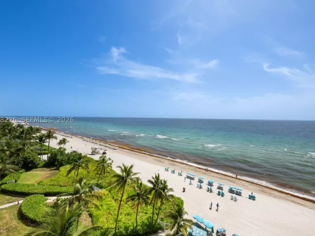 3-bedroom condo for sale in Sunny Isles Beach - 16711 Collins Ave 907 - MondialRealty