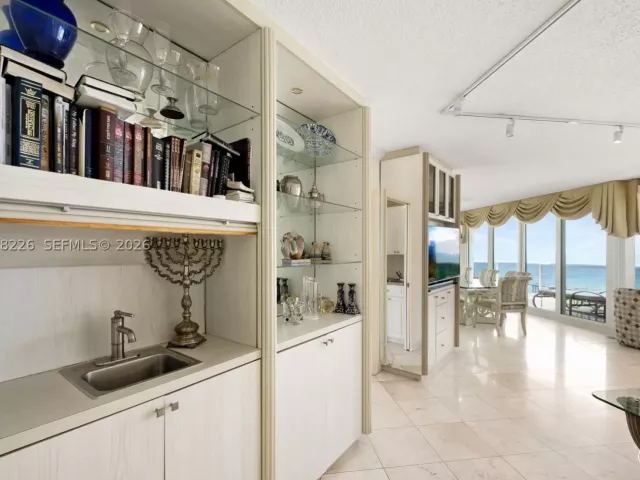 3-bedroom condo for sale in Sunny Isles Beach - 16711 Collins Ave 907 - MondialRealty