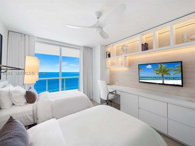 3-bedroom condo for sale in Hollywood - 2711 S Ocean Dr 1502 - MondialRealty