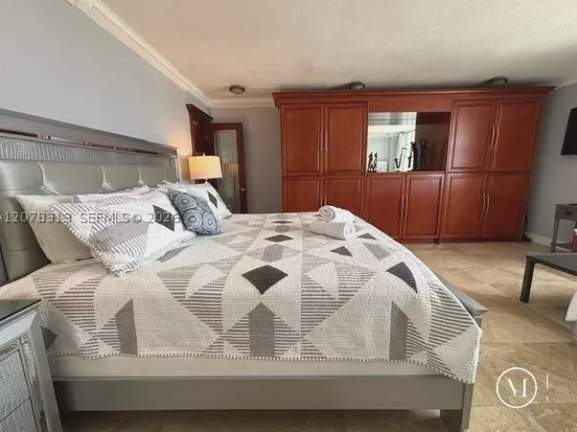 1-bedroom condo for rent in Miami Beach - 5151 Collins Ave 1036 - MondialRealty