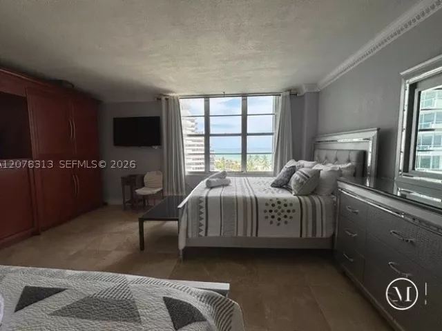 1-bedroom condo for rent in Miami Beach - 5151 Collins Ave 1036 - MondialRealty