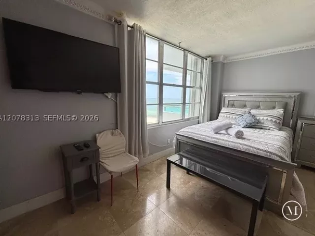 1-bedroom condo for rent in Miami Beach - 5151 Collins Ave 1036 - MondialRealty
