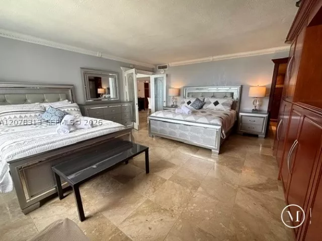 1-bedroom condo for rent in Miami Beach - 5151 Collins Ave 1036 - MondialRealty