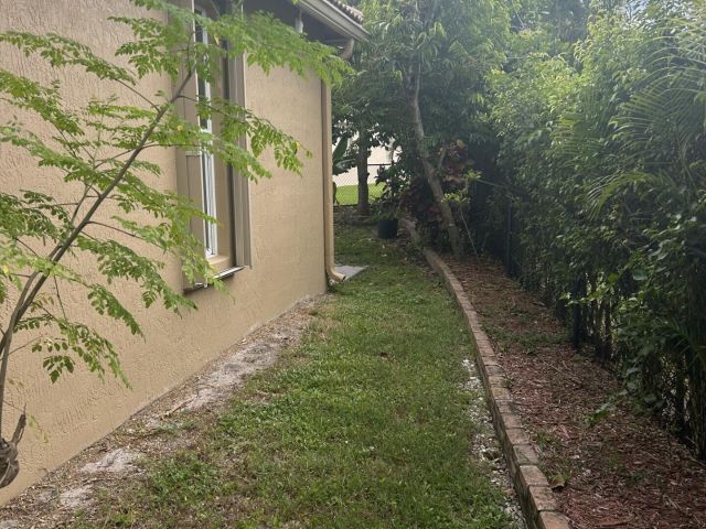 5-bedroom home for rent in West Palm Beach - 3804 Victoria Road - MondialRealty