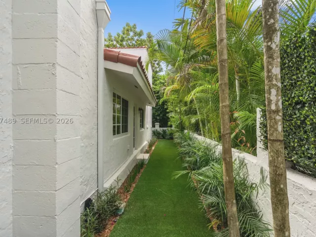 5-bedroom home for sale in Coral Gables - 1202 Granada Blvd - MondialRealty