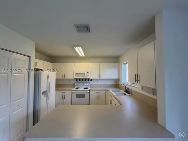 4-bedroom home for rent in Miami - 14041 SW 155th Ct - MondialRealty