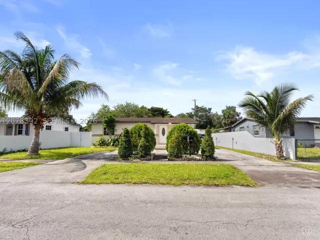 3-bedroom home for sale in Hollywood - 6432 Perry St - MondialRealty