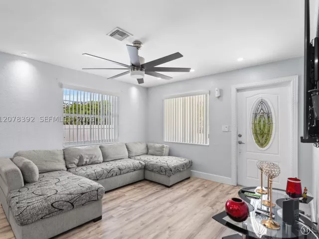 3-bedroom home for sale in Hollywood - 6432 Perry St - MondialRealty