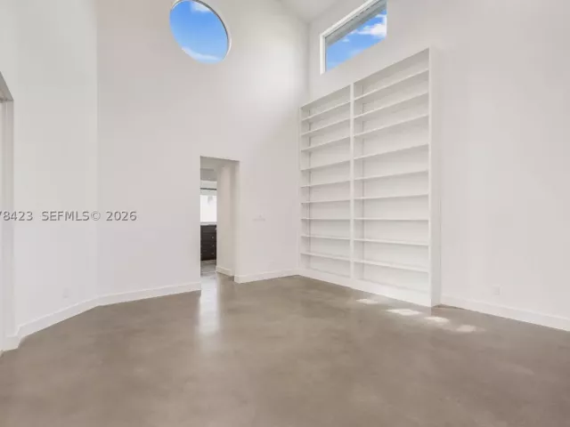 7-bedroom home for sale in Miami - 937 NE 171st St - MondialRealty