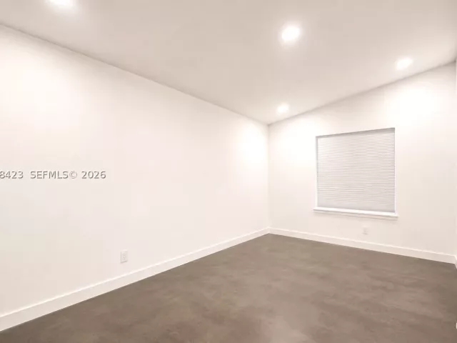 7-bedroom home for sale in Miami - 937 NE 171st St - MondialRealty