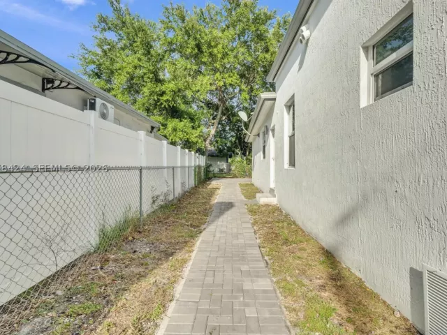 6-bedroom home for rent in Miami - 7537 NW 3rd Ave - MondialRealty