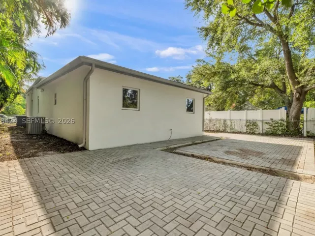 6-bedroom home for rent in Miami - 7537 NW 3rd Ave - MondialRealty