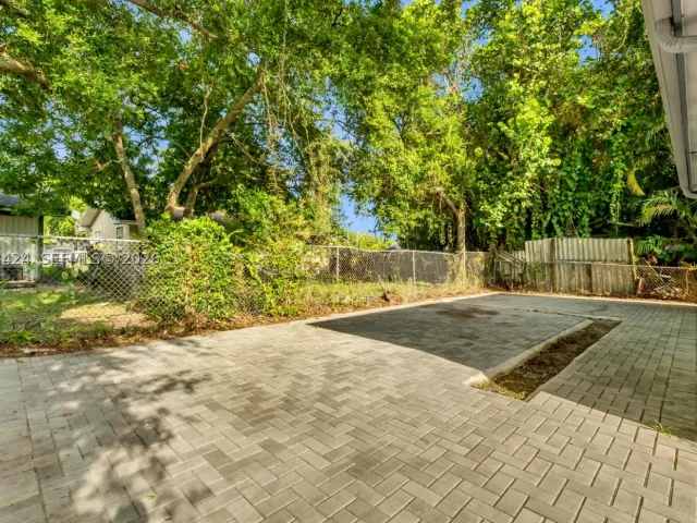 6-bedroom home for rent in Miami - 7537 NW 3rd Ave - MondialRealty