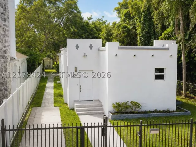 6-bedroom home for rent in Miami - 7537 NW 3rd Ave - MondialRealty