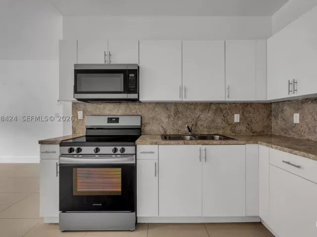 6-bedroom home for rent in Miami - 7537 NW 3rd Ave - MondialRealty
