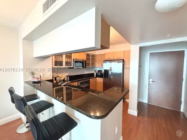 1-bedroom condo for rent in Miami - 31 SE 5th St 2805 - MondialRealty