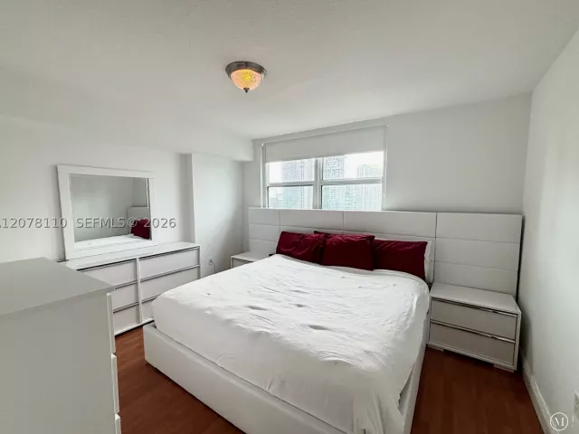 1-bedroom condo for rent in Miami - 31 SE 5th St 2805 - MondialRealty
