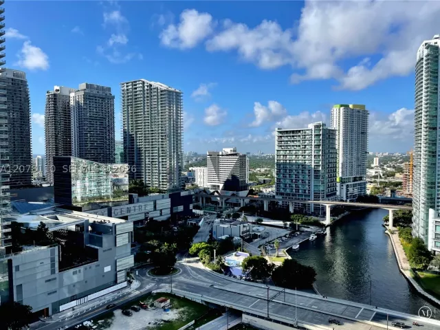 1-bedroom condo for rent in Miami - 31 SE 5th St 2805 - MondialRealty
