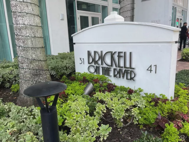 1-bedroom condo for rent in Miami - 31 SE 5th St 2805 - MondialRealty