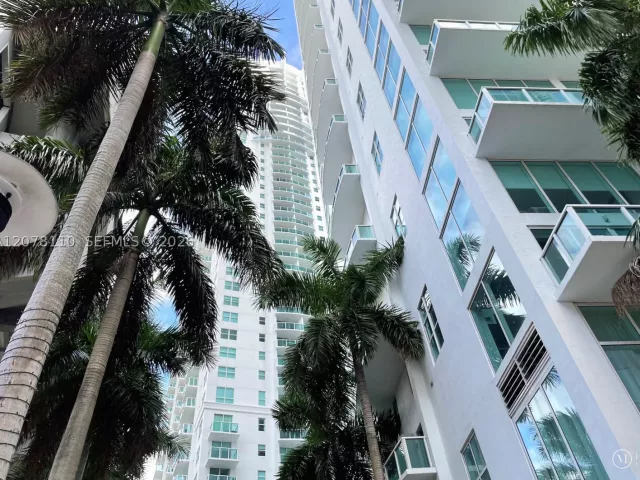 1-bedroom condo for rent in Miami - 31 SE 5th St 2805 - MondialRealty