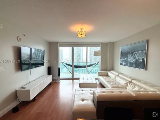 1-bedroom condo for rent in Miami - 31 SE 5th St 2805 - MondialRealty