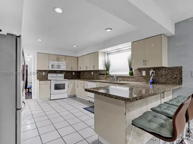4-bedroom home for rent in Miami - 8909 SW 108th Cir Ct - MondialRealty