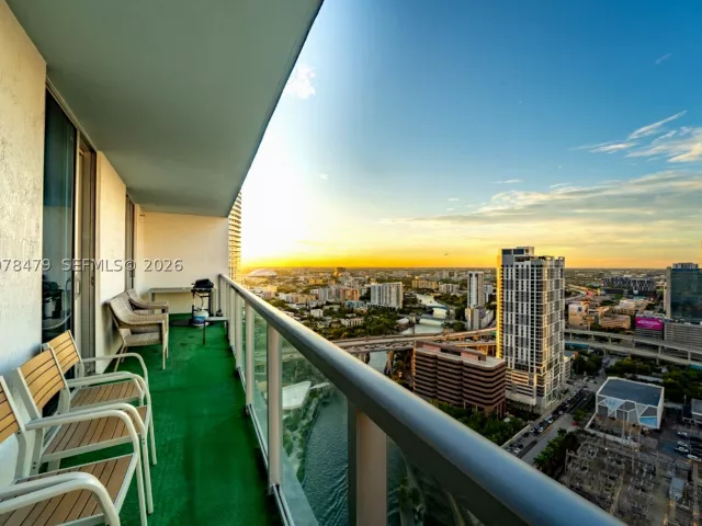 2-bedroom condo for sale in Miami - 185 SW 7th St 3609 - MondialRealty