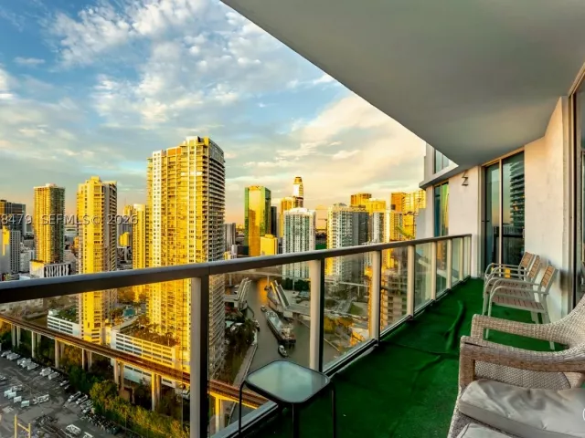 2-bedroom condo for sale in Miami - 185 SW 7th St 3609 - MondialRealty