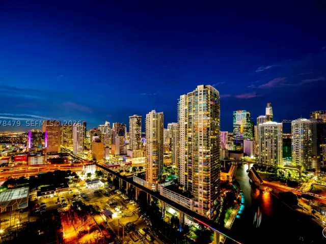 2-bedroom condo for sale in Miami - 185 SW 7th St 3609 - MondialRealty