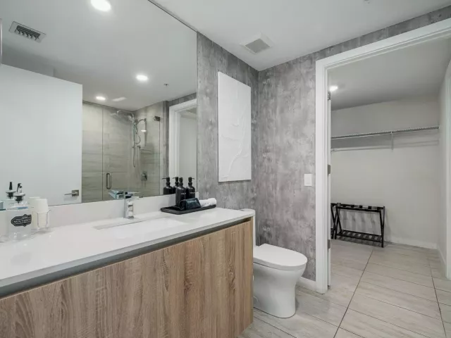 1-bedroom condo for sale in Miami - 3900 Biscayne Boulevard S-910 - MondialRealty
