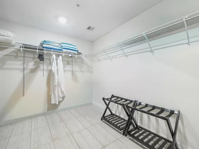 1-bedroom condo for sale in Miami - 3900 Biscayne Boulevard S-910 - MondialRealty