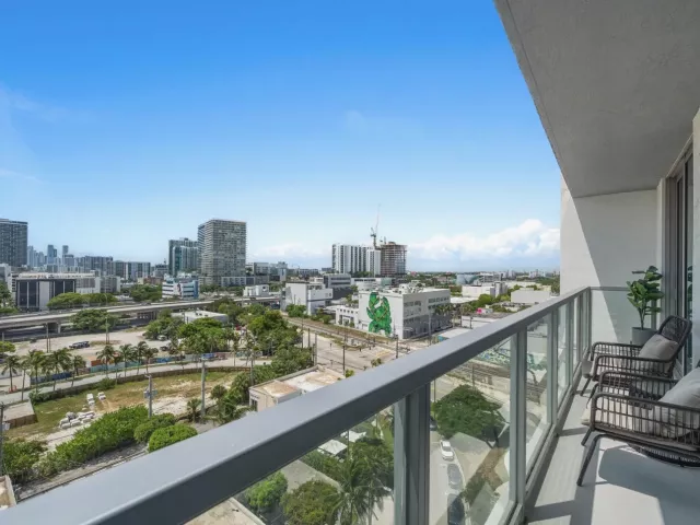 1-bedroom condo for sale in Miami - 3900 Biscayne Boulevard S-910 - MondialRealty